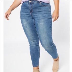 NWT SIZE 20 Rue21 Skinny Jeans!